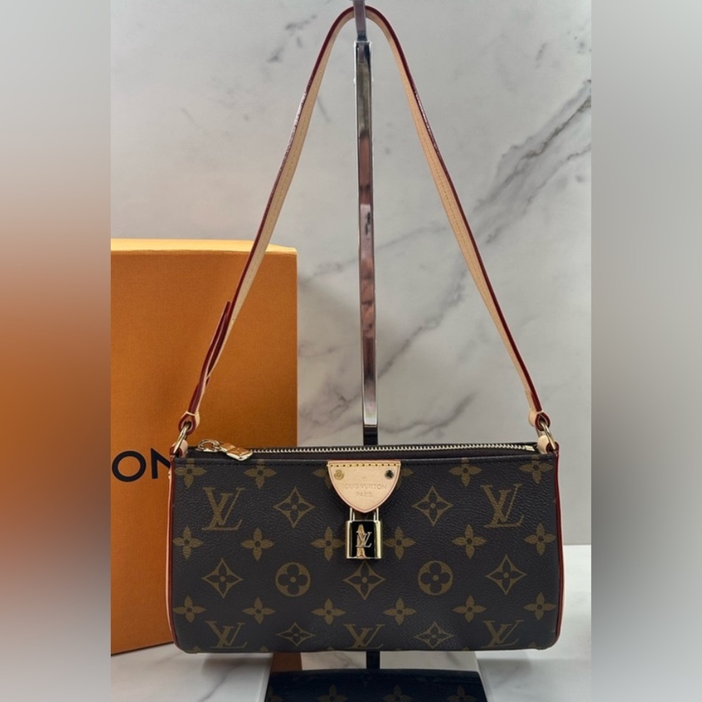 New Louis Vuitton Monogram Pochette Tirette